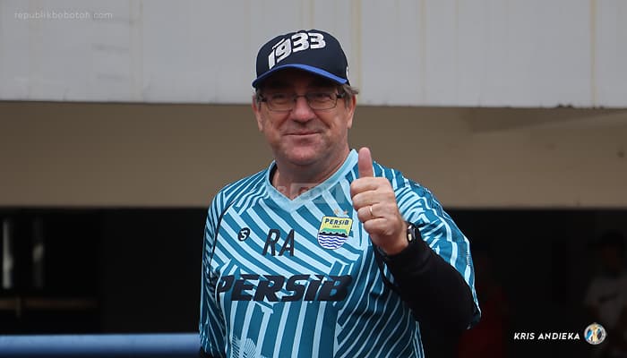 Duo Bek Tengah Ini Dapat Pujian dari Robert Alberts