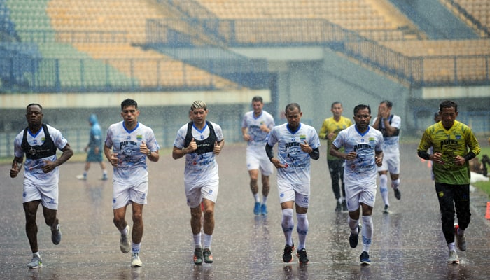 Hujan Deras Bukan Halangan, Persib Gas Terus Latihan