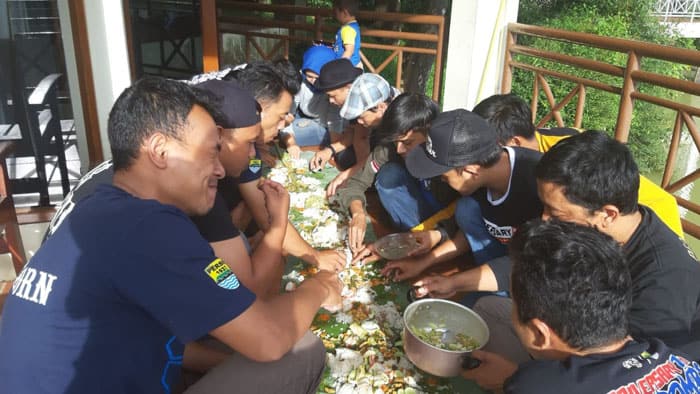Ngaliwet Jadi Cara Jitu The Bombs Bogor Rekatkan Anggota