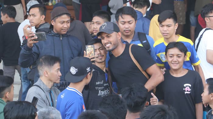 Manajemen Persib Ingatkan Bobotoh Jangan Dulu Foto Bareng Pemain