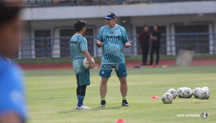 Bertahan di Yogyakarta Sepekan, Robert Ungkap Kondisi Sulit yang Dihadapi Persib