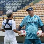 Pelatih Persib Akui Kim Kurniawan Alami Kesulitan saat Bernapas
