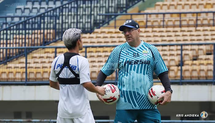 Pelatih Persib Akui Kim Kurniawan Alami Kesulitan saat Bernapas