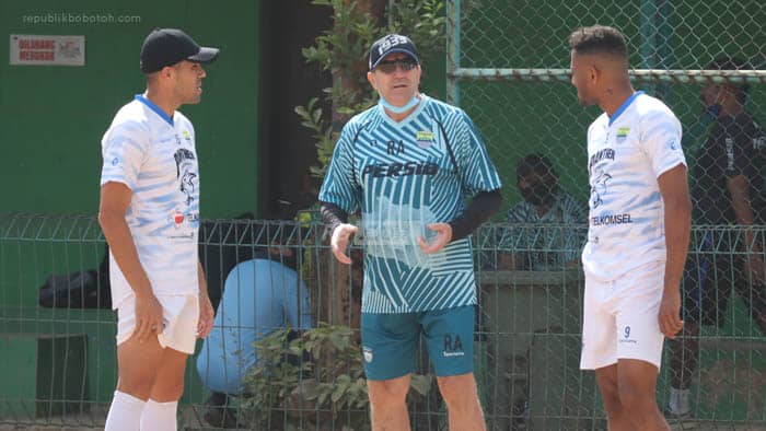 Robert Sudah Punya Gambaran Pemain Inti Persib, Tapi...