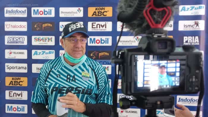 Robert Jelaskan Kondisi Pemain Asing Persib, Termasuk Kapan Kembalinya Castillion
