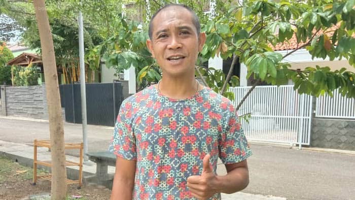 Gara-gara Covid-19, Wasit Berlisensi FIFA ini Banting Setir Jadi Pedagang Buah