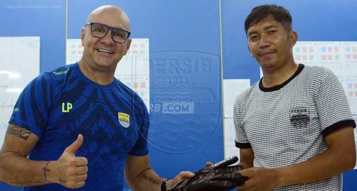 Dapat Kenang-kenangan Sarung Tangan Luiz Passos, Cefi Merasa Beruntung