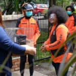 Nyamar Jadi Pak Pos, Babe Cabita Antarkan Paket ke Pelanggan