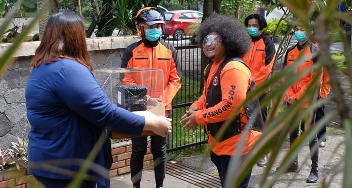 Nyamar Jadi Pak Pos, Babe Cabita Antarkan Paket ke Pelanggan