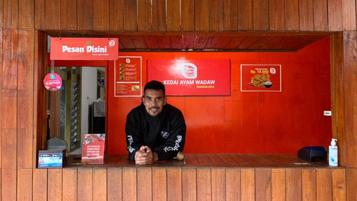 Kompetisi Masih Belum Jelas, Mantan Kiper Persib Jualan Ayam Geprek
