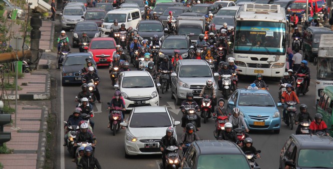 Tips Buat Bobotoh, Hal Penting yang Harus Dilakukan Berkendara Motor Saat Terjebak Macet