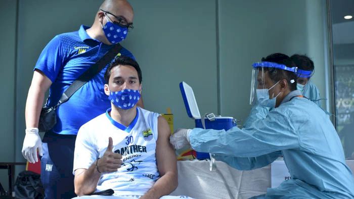 Ini Kata Ezra Walian Usai Mendapat Vaksin Pertamanya