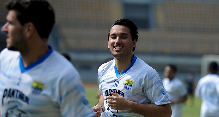 Ezra Walian Menanti Kabar Baik Setelah Lebaran