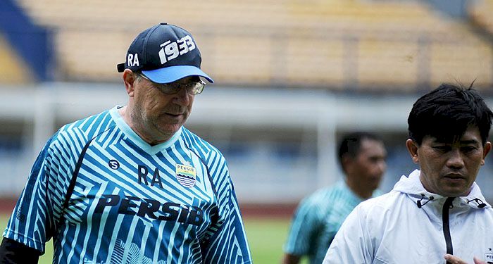 Berusaha Demokratis, Robert Alberts Libatkan Pemain Persib dalam Perekrutan Pemain