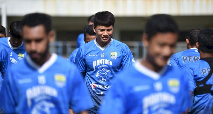 Kalah Gesit Berburu Pemain, Indikasi Persib Gak Punya Duit? Robert Beberkan Alasannya