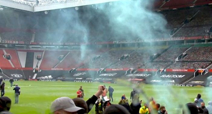 Old Trafford Masih Dikuasai Fans Man United yang Ricuh: Laga MU vs Liverpool Terancam Ditunda