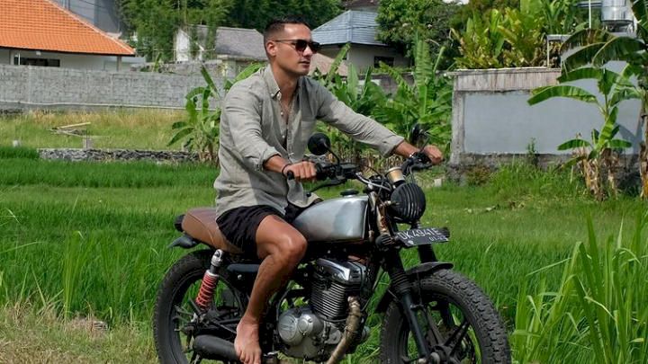 Bak Dilan, Eks Persib Bergaya Dengan Motor Custom 