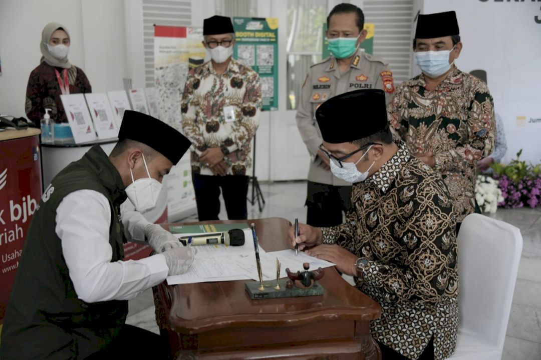 Serahkan Zakat Lewat Baznas Jabar, Ridwan Kamil Berharap Memotivasi Pejabat dan ASN