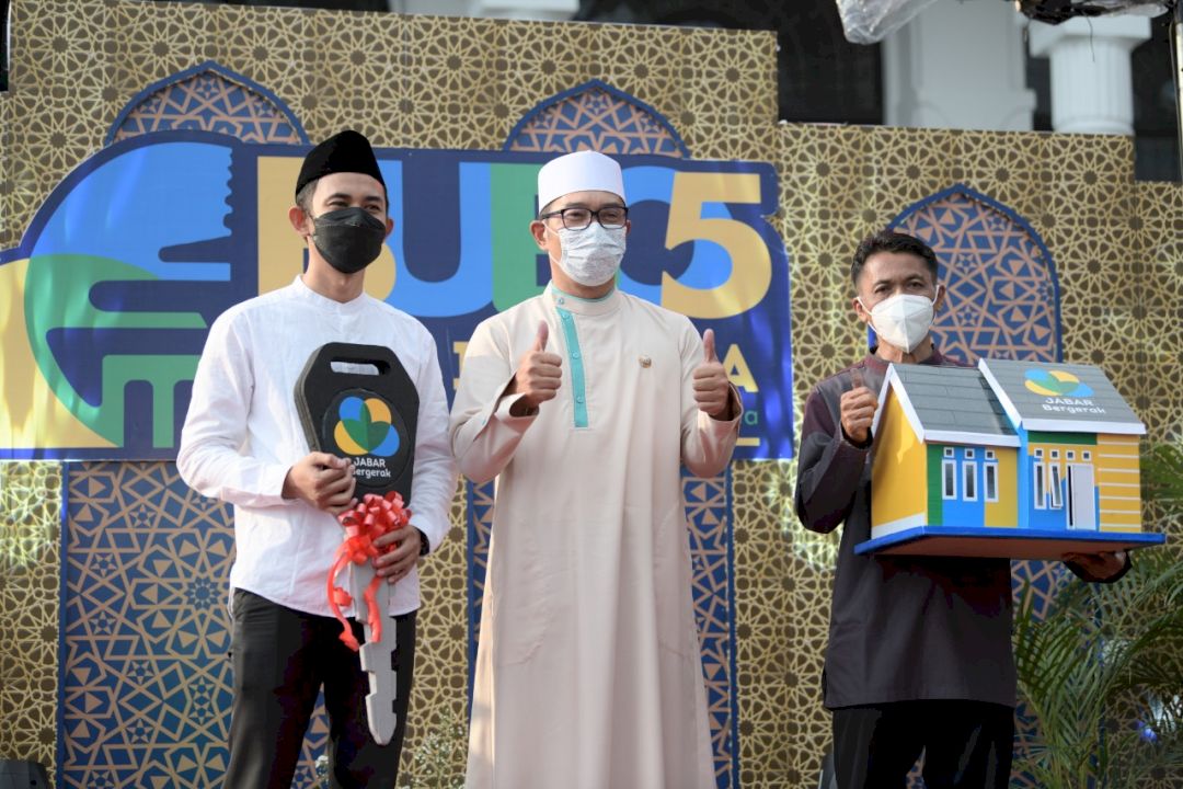 Gubernur Jabar Serahkan Rumah dan Motor bagi Pahlawan Covid-19