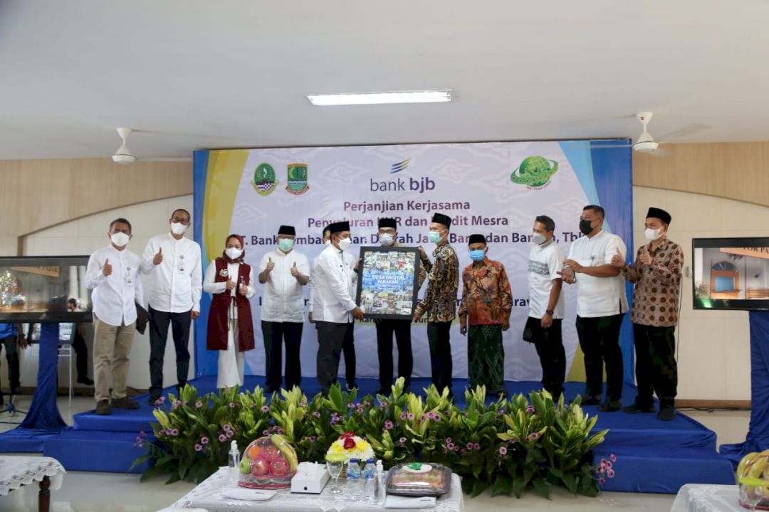 Bank bjb Salurkan KUR Pertanian dan Kredit Mesra ke Petani Desa Parakan Cikampek