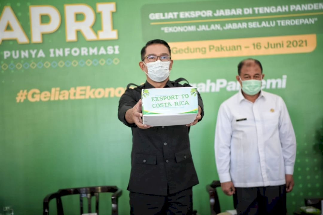  Gubernur Jabar Lepas Ekspor 23 Ton Produk Kelapa Parut Kering ke Kosta Rika