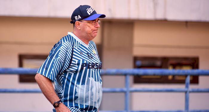 Robert Bicara Target Persib di Uji Coba Melawan Tira Persikabo Nanti