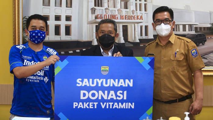 Persib Salurkan 5000 Paket Vitamin Untuk Warga Bandung