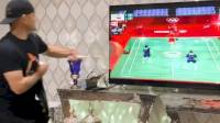 Dukung Atlet di Olimpiade Tokyo, Eks Striker Persib Ini Pukul TV Pakai Raket