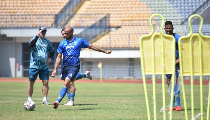 Foto-Foto Latihan Perdana Persib di Stadion GBLA Hari Ini, Rashid Gacor!