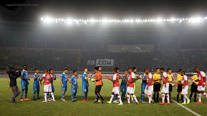 Tanggapan Santai Tim Pelatih Persib Soal Pertandingan Larut Malam