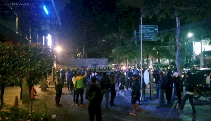 Puluhan Bobotoh Geruduk Graha Persib, Bawa Spanduk Bertuliskan 'Ngerakeun Rene Out' 