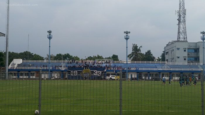 Spanduk Dukungan dari Bobotoh Hiasi Latihan Terakhir Persib di Bandung, Intip Foto-fotonya