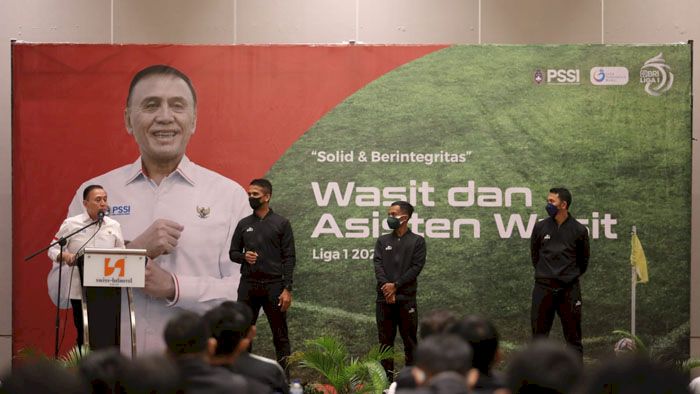 Gelar Pertemuan dengan Seluruh Wasit Liga 1, Ketua PSSI Beri 'Warning' untuk Sang Pengadil
