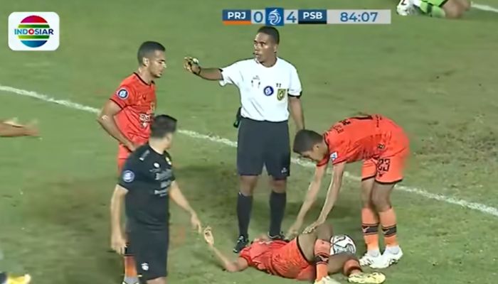 VIDEO Detik-Detik Pemain Persiraja Ramadhan Terkapar Terkena Bola Esteban Viscarra 