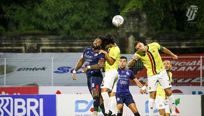 Reaksi Mengejutkan Kapten Arema saat Ditanya Gol Indah Persik