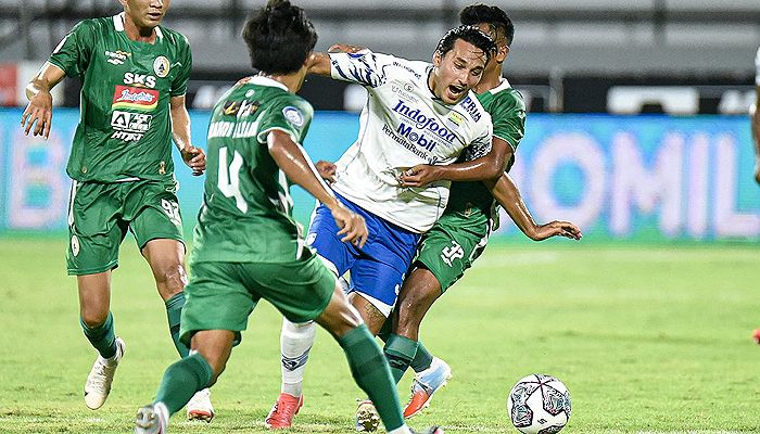 LIGA 1: Ezra Walian Tersandung Skorsing saat Persib Hadapi Persebaya