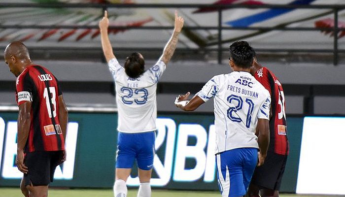 HT: Marc Klok Bawa Persib Unggul Sementara Atas Persipura