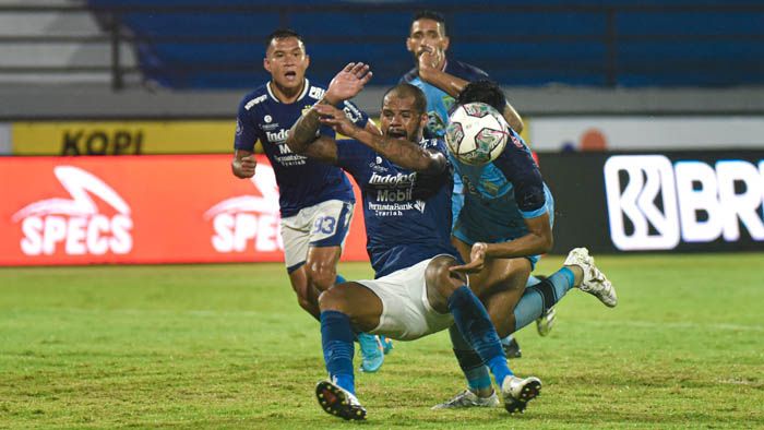 Sama-sama Cetak Gol Keberuntungan, Robert Nilai Persib Seharusnya Dapat Penalti