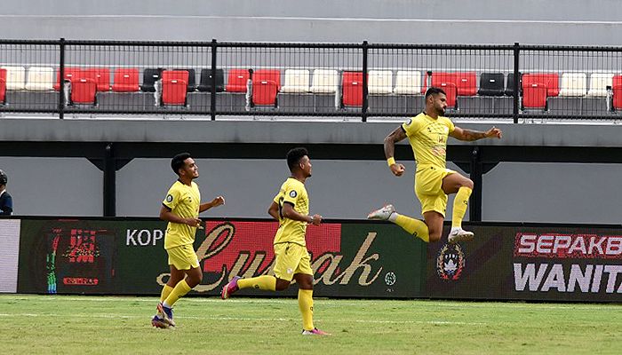 Persib Gosipnya Bidik Bek Tangguh Brasil Ini, Bagaimana Nasib Nick Kuipers?