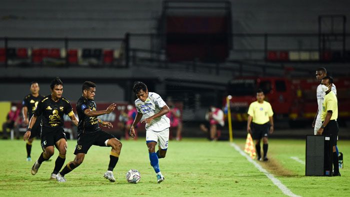 Kesalahan Terbesar Wasit Yang Pimpin Laga Persebaya vs Persib di Liga 1 Menurut Robert Alberts  