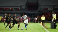 Kesalahan Terbesar Wasit Yang Pimpin Laga Persebaya vs Persib di Liga 1 Menurut Robert Alberts  