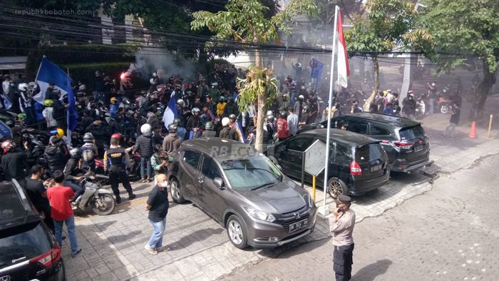 Ratusan Bobotoh Datangi Graha Persib, Ada Apa?