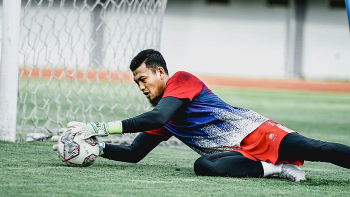 Kata Netizen Soal Penampilan Kiper Dewa United Saat Jumpa Persib: Mantan Menyusahkan!