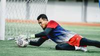 Kata Netizen Soal Penampilan Kiper Dewa United Saat Jumpa Persib: Mantan Menyusahkan!