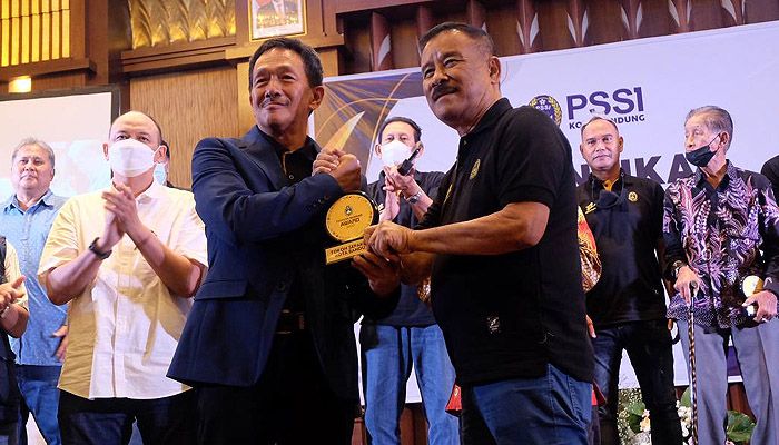 Perhatian Besar Umuh Muchtar Berujung Penghargaan