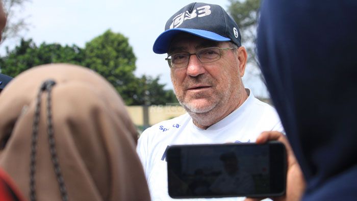 Bukan Maksud Mengkritik, Robert Alberts Beri Solusi Soal Waktu Kick Off
