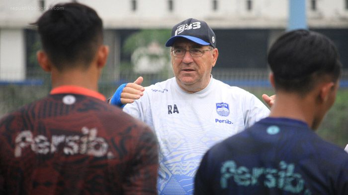 Berharap Bisa Berlatih di GBLA, Pelatih Persib Menanti Kabar dari Manajemen