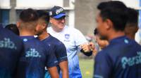 Kata Robert soal Peluang Marc Klok dan Rachmat Irianto Jadi Kapten Persib