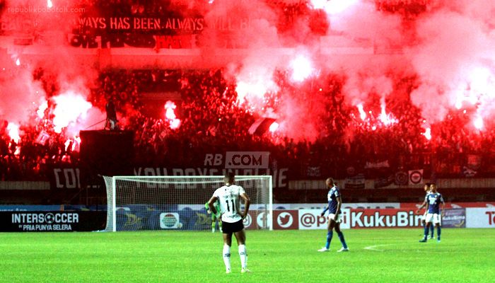 Flare Menyala di Mana-mana, Suporter Diingatkan soal Nasib Liga
