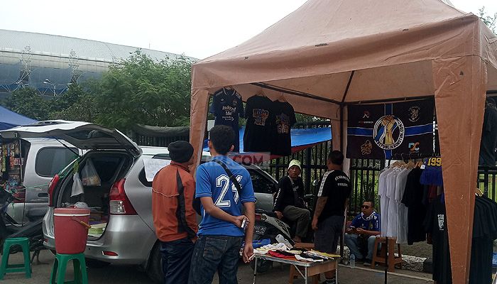 Hari Ini, Local Loyal Store Hadir di Gerbang Merah Stadion GBLA